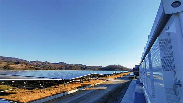 太陽光発電パネル（左）とパワコン（右）