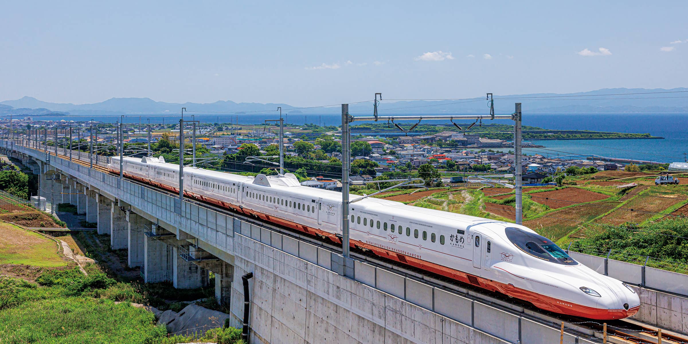 豊かな自然の中を快走する西九州新幹線の車両「かもめ」