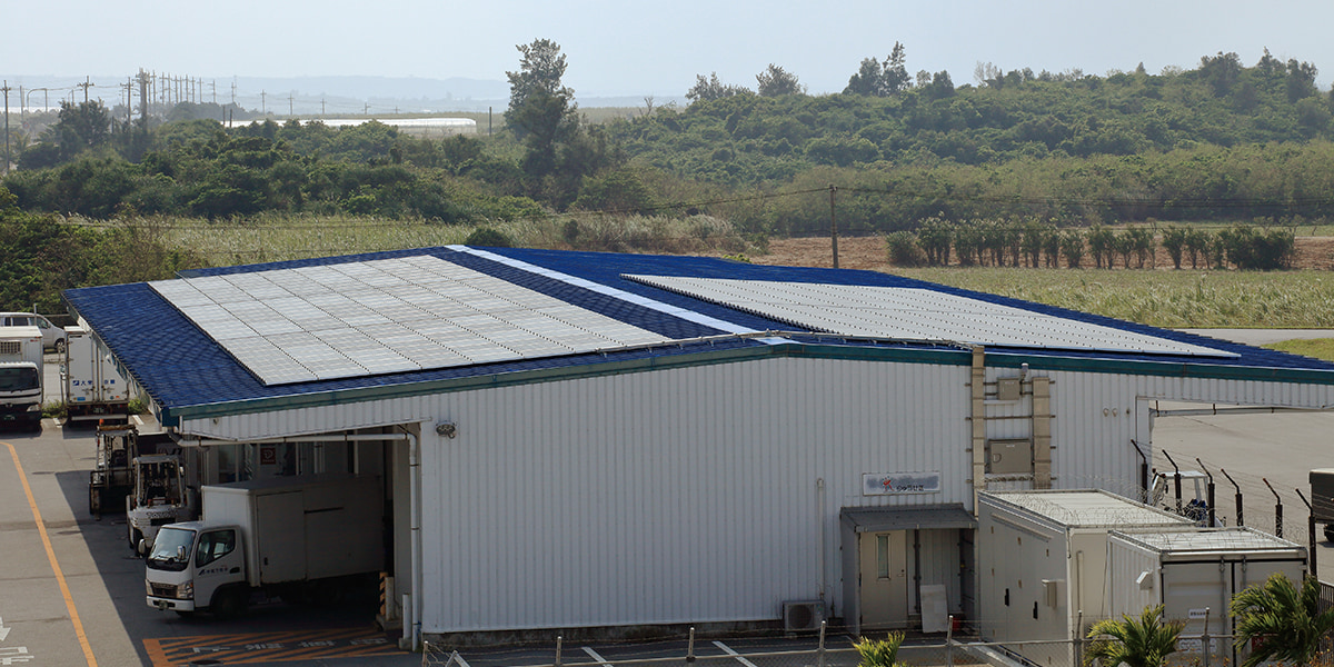 貨物棟屋根に設置された太陽電池
