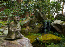 滝と羅漢の石像